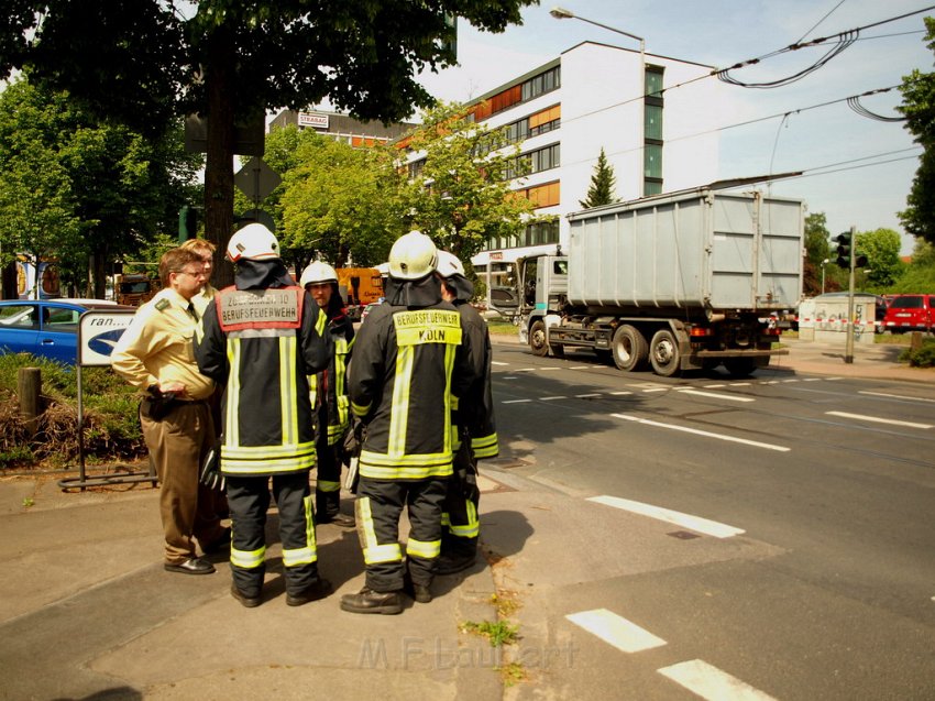 LKW riss Oberleitung ab Koeln Deutz Am Schnellert Siegburgerstr P033.JPG